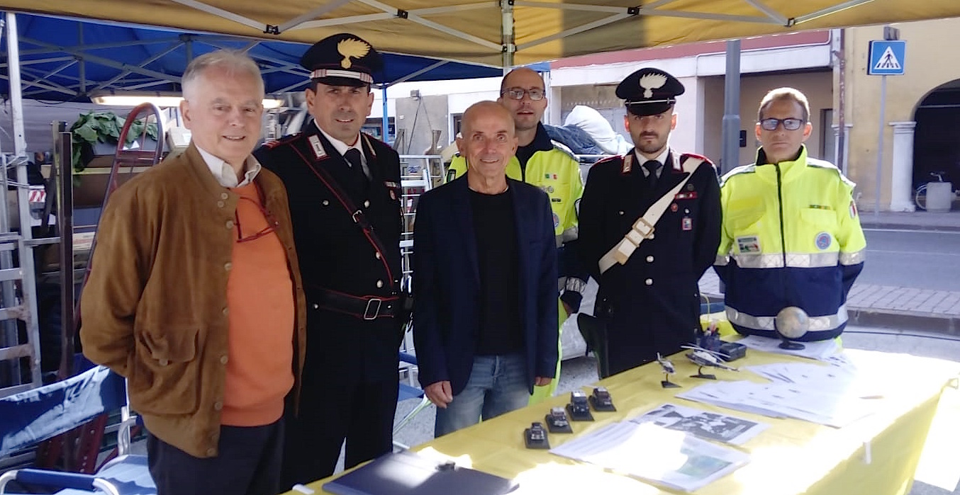 Castellucchio Carabinieri Tra La Gente Al Mercato Settimanale