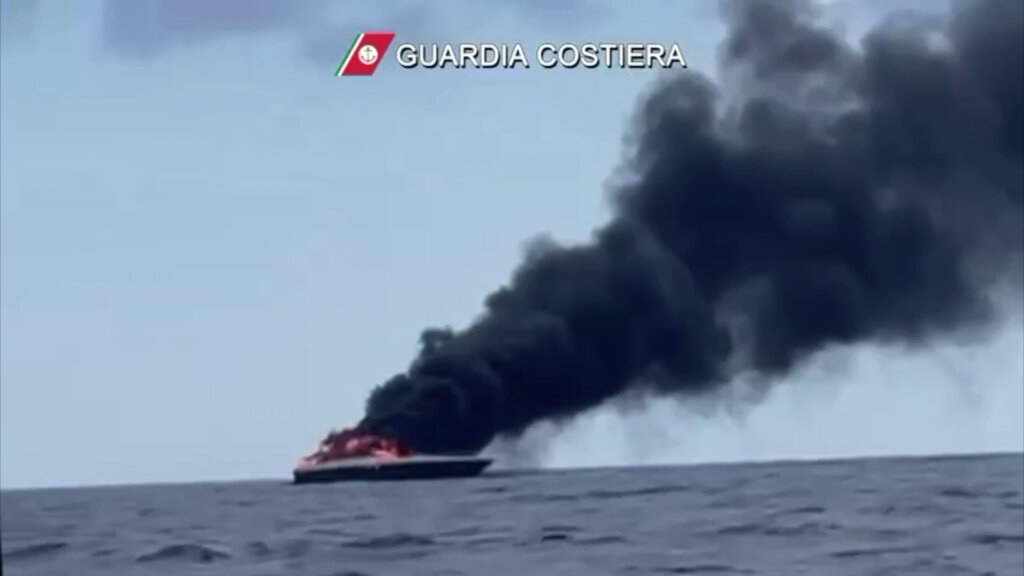 In Fiamme Lo Yacht Di Stefania Craxi E Del Marito Entrambi Salvi