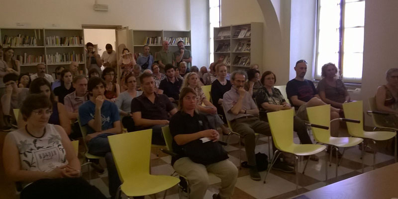 Nella foto il pubblico presente in biblioteca 