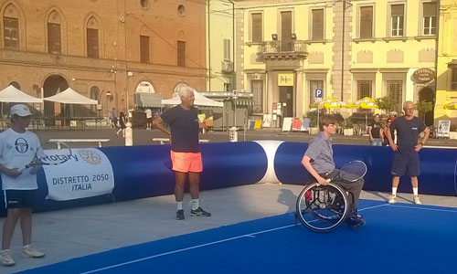 Nella foto il sindaco Bongiovanni si cimenta con la disciplina 