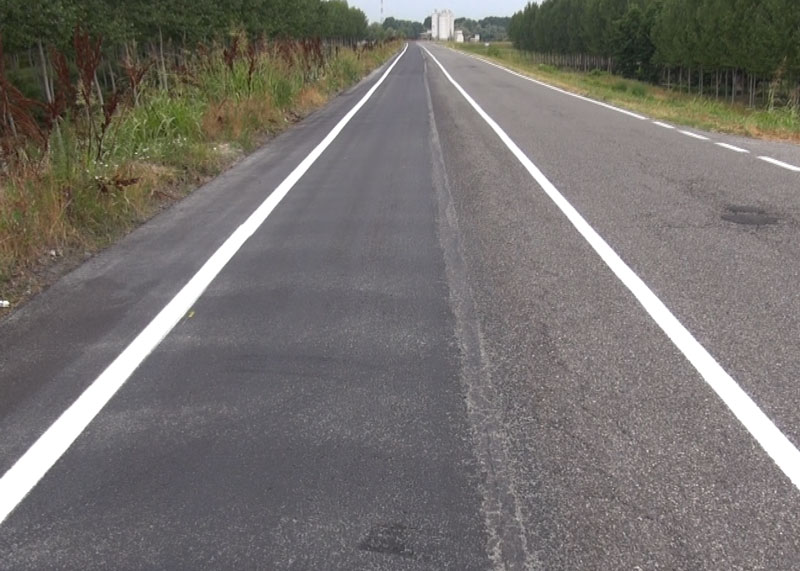 Nella foto la riduzione della ciclabile: la striscia scolorita in mezzo indicava la ciclabile in passato, ora lo spazio per le bici è segnalato dalla linea laterale appena tracciata: poche decine di centimetri 