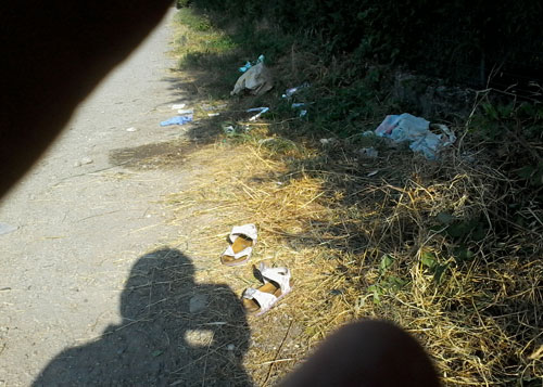 Nella foto il ciglio del canale dove è uscita di strada l'auto