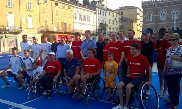 Nella foto il gruppo del tennis in carrozzina in piazza 