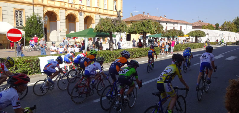 Un momento della gara ciclistica durante la Fiera di Torricella 