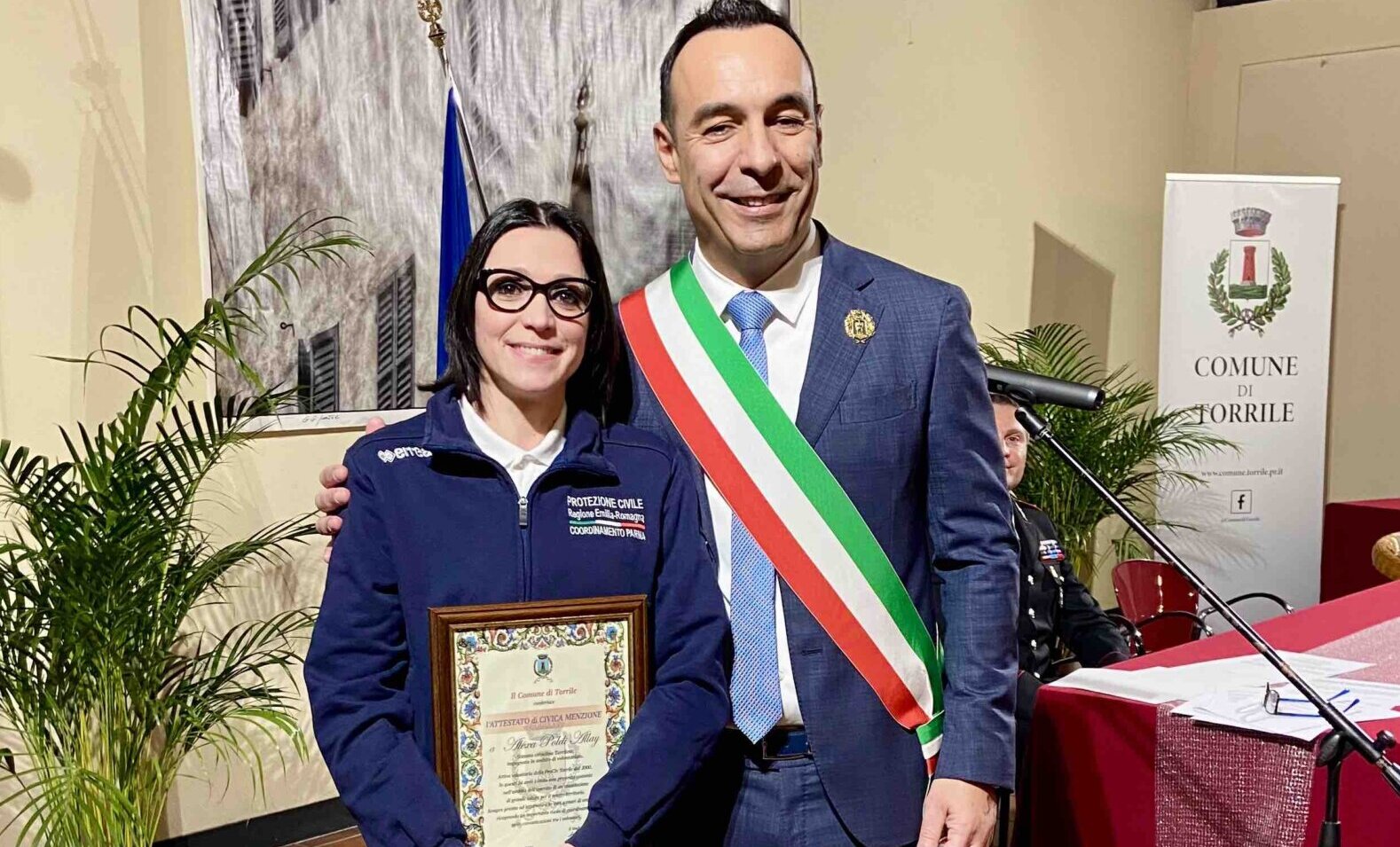 Alessandro Fadda premia con la benemerenza Alexa Poldi Allay