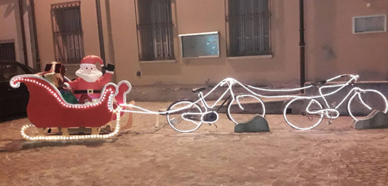 Immagini Babbo Natale In Bicicletta.Dosolo Il Paese Dove Babbo Natale Arriva In Bici Idea Ecologica Per Le Festivita Oglioponews